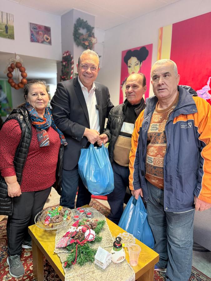 Ο Σωκράτης Φάμελλος στο χριστουγεννιάτικο παζάρι του Συλλόγου Εθελοντών Albatros