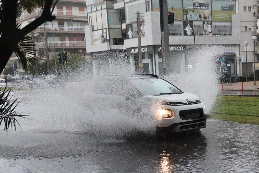 ΝΕΑ ΣΜΥΡΝΗ - ΠΛΗΜΜΥΡΙΣΜΕΝΟΙ ΔΡΟΜΟΙ ΑΠΟ ΤΗ ΤΗ ΔΥΝΑΤΗ ΒΡΟΧΗ 