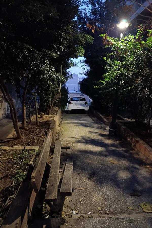 Αυτοκίνητο σε σκαλιά