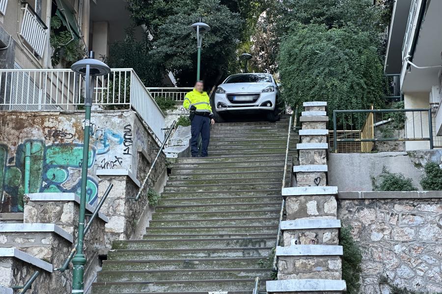 Αυτοκίνητο σε σκαλιά