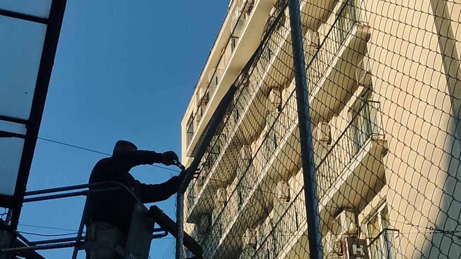 Ξήλωμα συρματόπλεγμα - Εξάρχεια