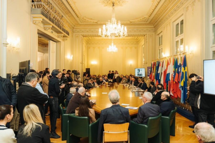 Κόσμος σε εκδήλωση για το Ταμείο Ανάκαμψης