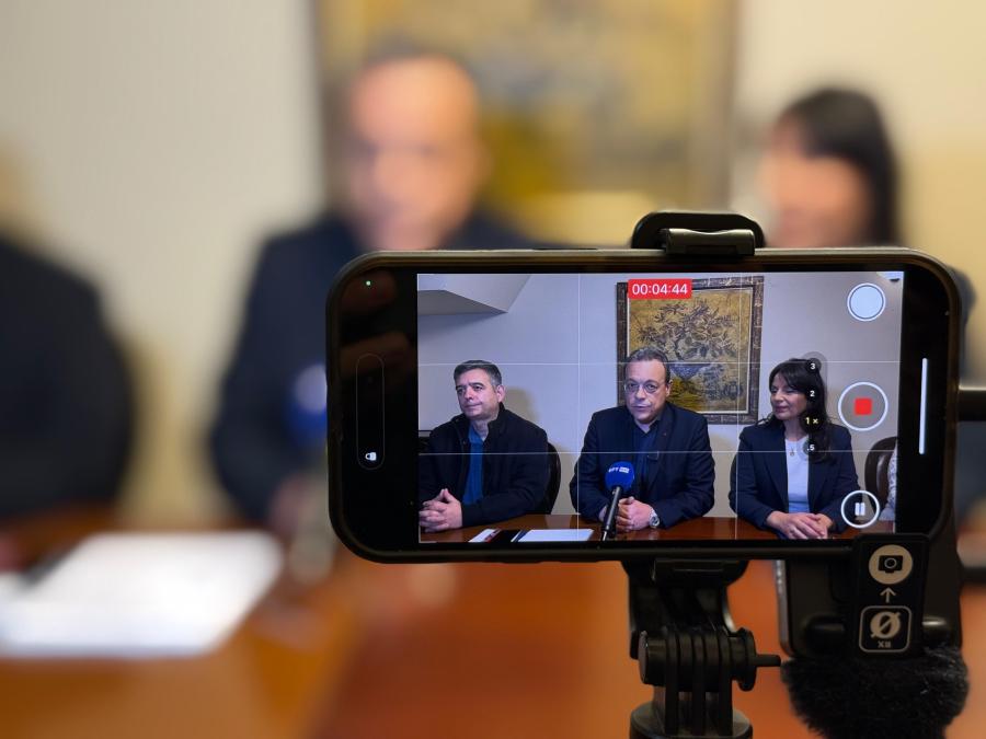 Ο Σωκράτης Φάμελλος παραχωρεί συνέντευξη Τύπου
