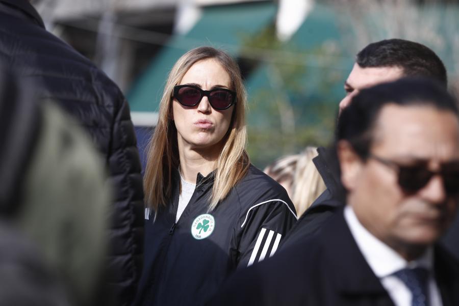 Κόσμος στην κηδεία του Μίμη Δομάζου