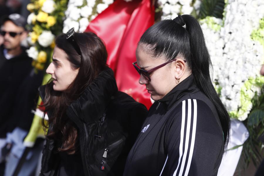 Κόσμος στην κηδεία του Μίμη Δομάζου