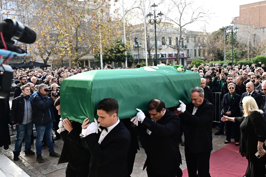 Κόσμος στην κηδεία του Μίμη Δομάζου