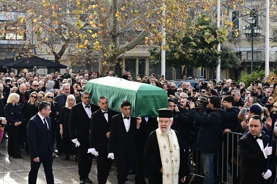 Κόσμος στην κηδεία του Μίμη Δομάζου