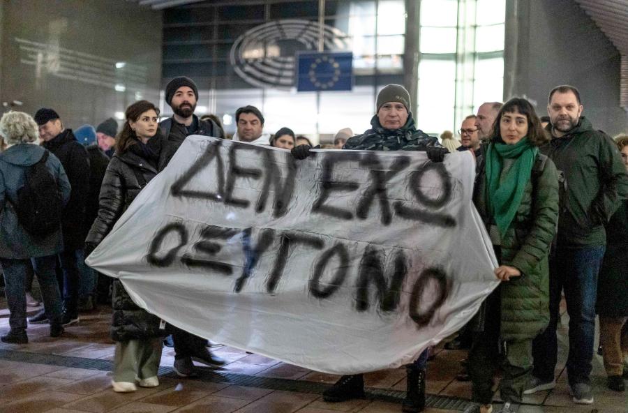 Συγκέντρωση διαμαρτυρίας μπροστά στο Ευρωπαϊκό Κοινοβούλιο στις Βρυξέλλες με κεντρικό σύνθημα «Δεν έχω οξυγόνο» για την τραγωδία στα Τέμπη, 25/01/2025
