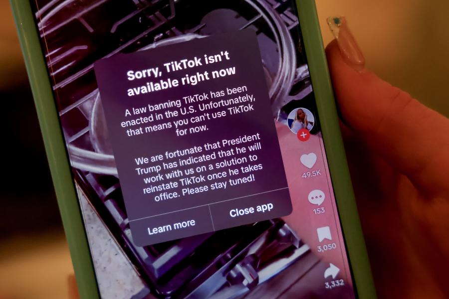 Μήνυμα του TikTok στην οθόνη κινητού όταν προσπαθεί να συνδεθεί χρήστης από τις ΗΠΑ