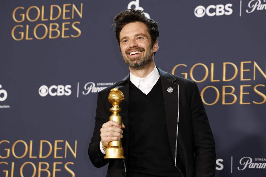 Ο ηθοποιός Sebastian Stan κρατώντας το βραβείο για τη καλύτερη ανδρική ερμηνεία σε κωμωδία ή μιούζικαλ