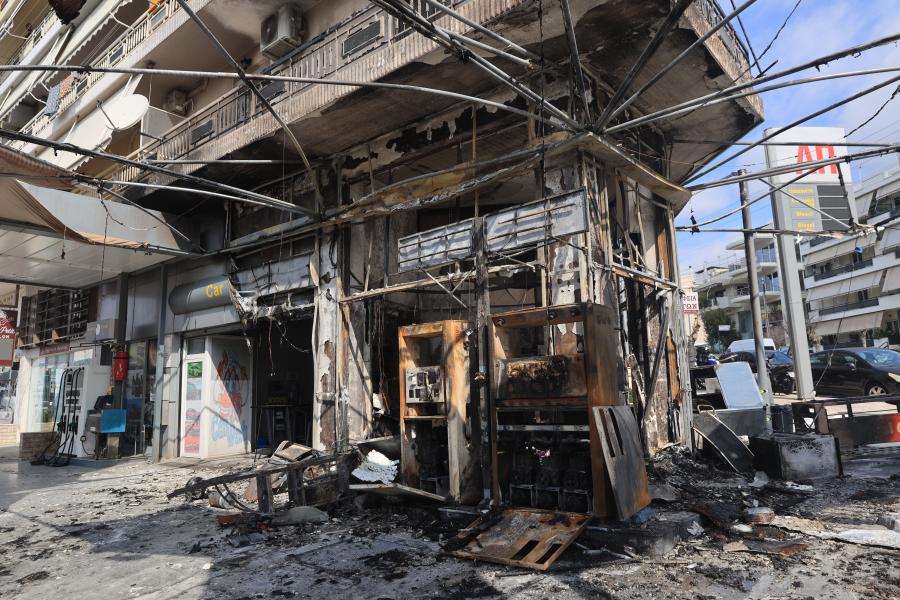 Καμένο ολοσχερώς βενζινάδικο στην Αργυρούπολη μετά από εμπρηστική επίθεση αγνώστων