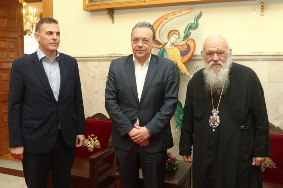 Ο Σωκράτης Φάμελλος και ο Αρχιεπίσκοπος Ιερώνυμος και ο Γιώργος Καραμέρος