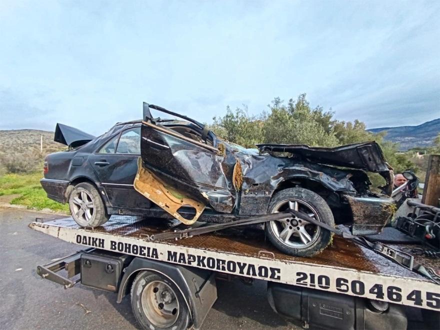 Θανατηφόρο τροχαίο στη Φυλή - Η οδική βοήθεια παραλαμβάνει το κατεστραμμένο αυτοκίνητο