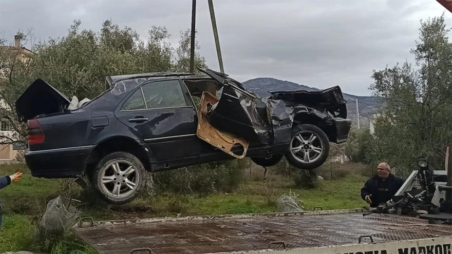 Θανατηφόρο τροχαίο στη Φυλή - Η οδική βοήθεια παραλαμβάνει το κατεστραμμένο αυτοκίνητο