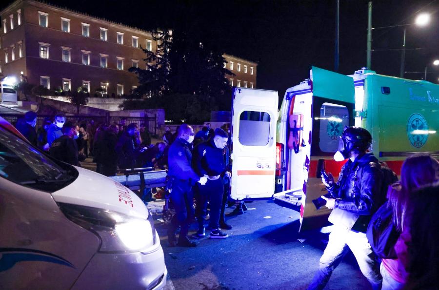 Ασθενοφόρο στο Σύνταγμα
