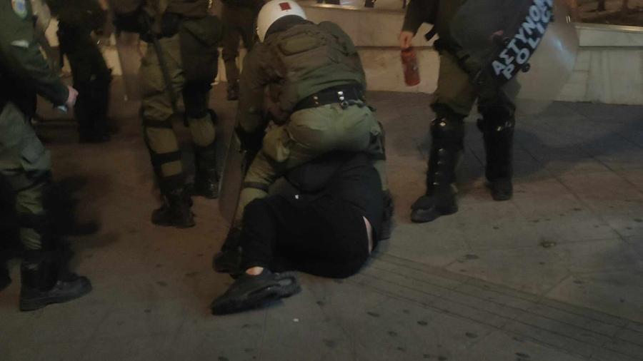 ΜΑΤ κατά διαδηλωτή