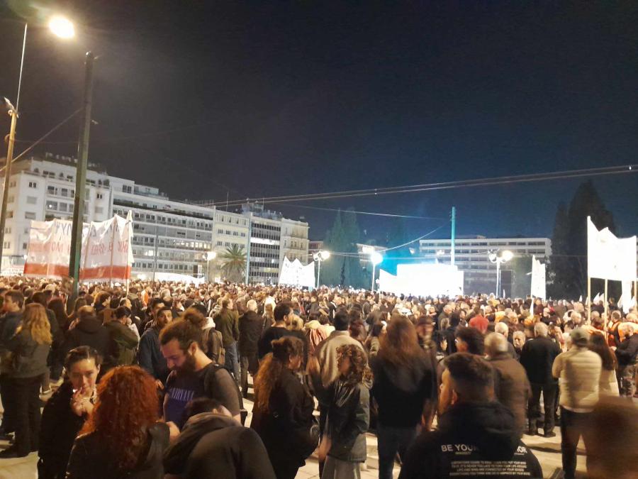 Συγκέντρωση για τα Τέμπη έξω από την Βουλή