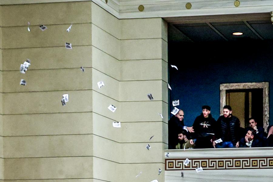 Τρικάκια στη Βουλή