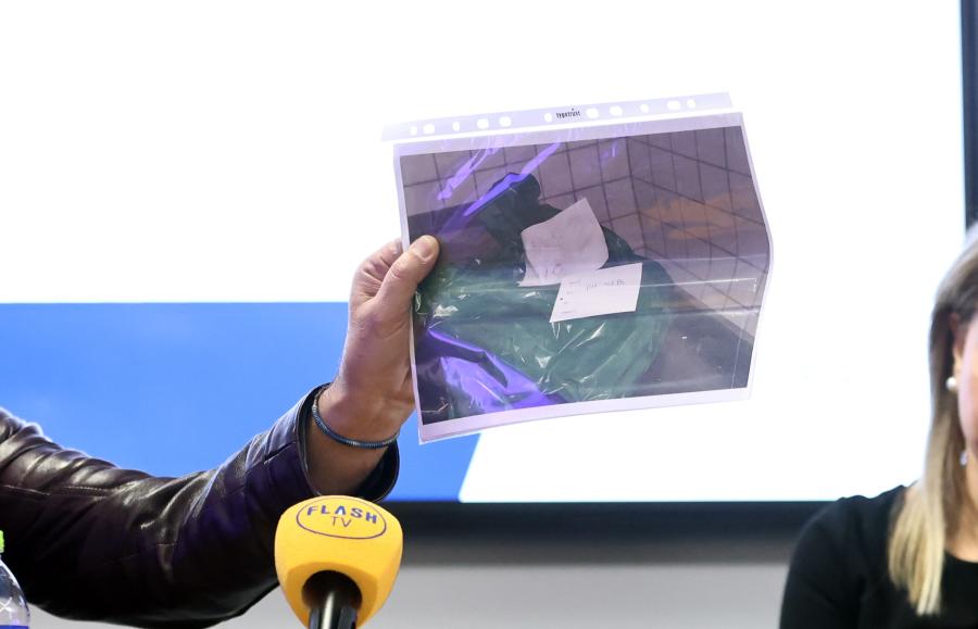 Ο Παύλος Ασλανίδης δείχνει φωτογραφία