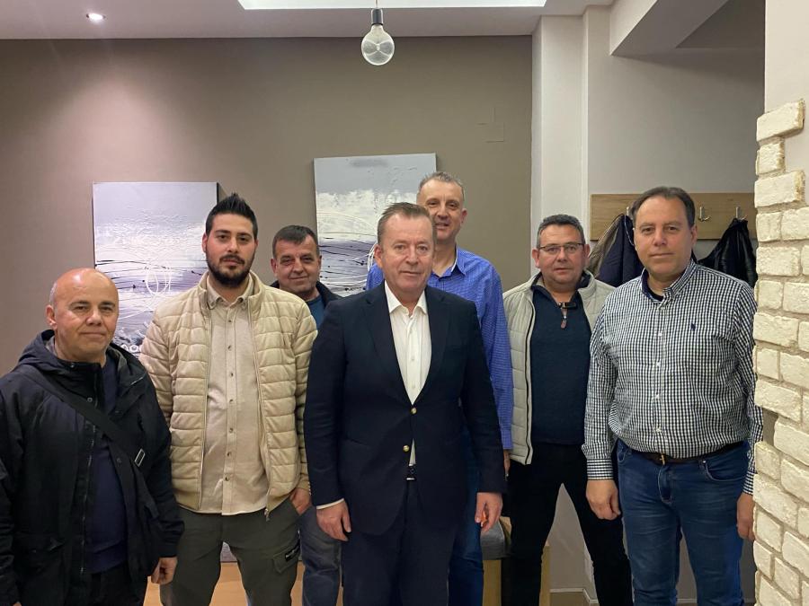 Ο Βασίλης Κόκκαλης μαζί με εργαζομένους του ΥΠΕΘΑ (Σύλλογος Υπαλλήλων Θεσσαλίας)