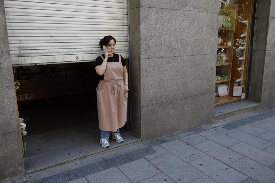 Γυναίκα μπροστά από κατεβασμένα ρολά