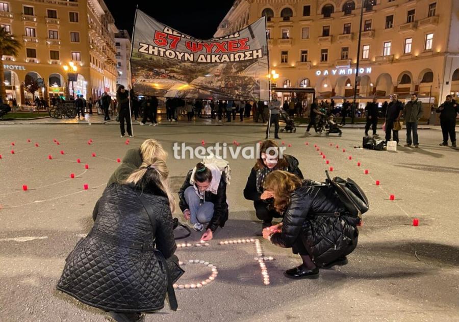 Κεριά στη μνήμη των θυμάτων των Τεμπών στην πλατεία Αριστοτέλους