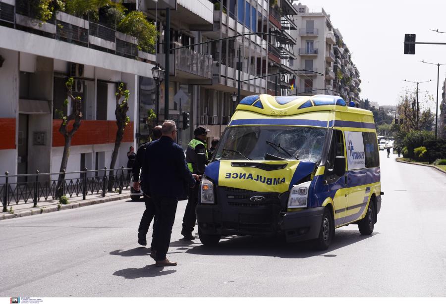 Τροχαίο με ασθενοφόρο στο Παγκράτι