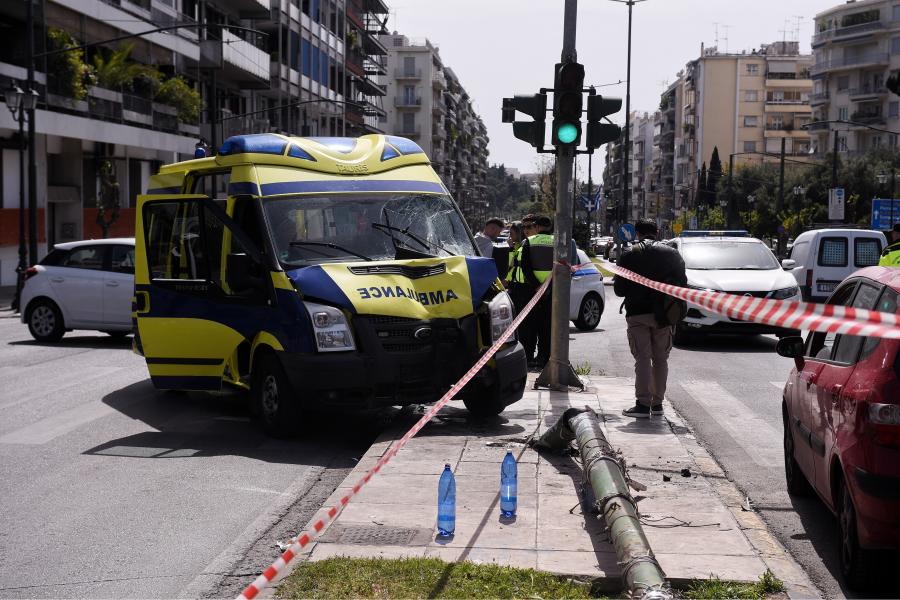 Τροχαίο με ασθενοφόρο στο Παγκράτι