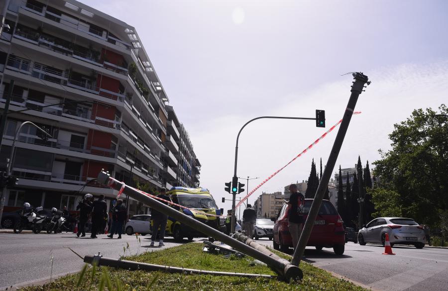 Τροχαίο με ασθενοφόρο στο Παγκράτι