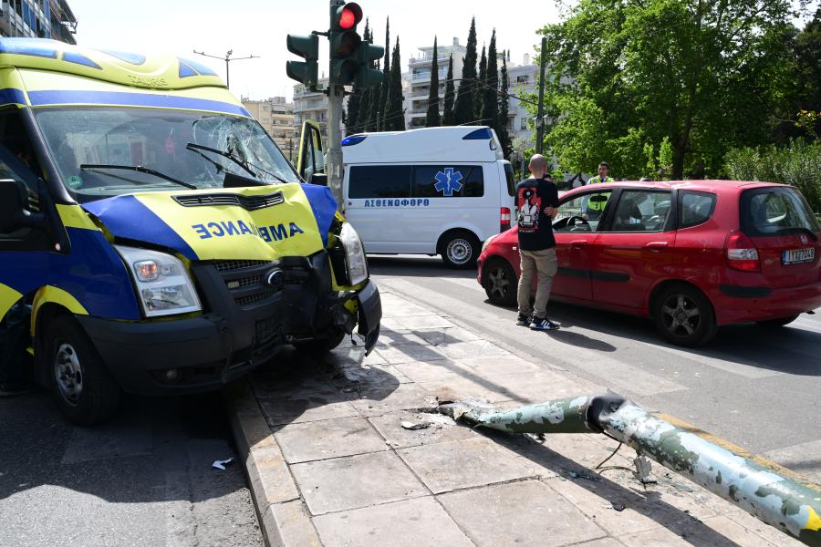 Τροχαίο με ασθενοφόρο