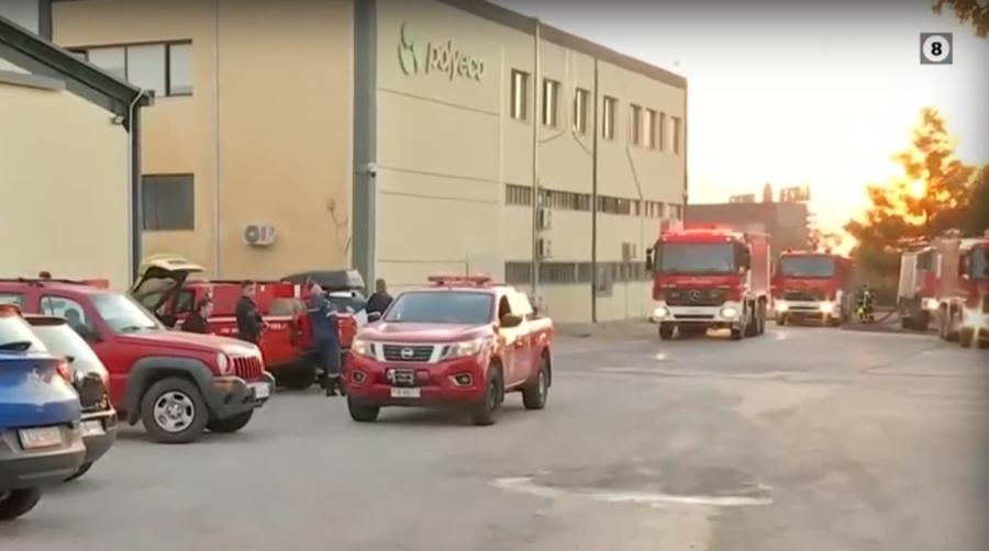 Πυροσβεστικά οχήματα σε κατάσβεση φωτιάς σε αποθήκη επιχείρησης στη Μάνδρα