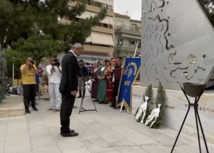 Ο Χάρης Μαμουλάκης καταθέτει στεφάνι