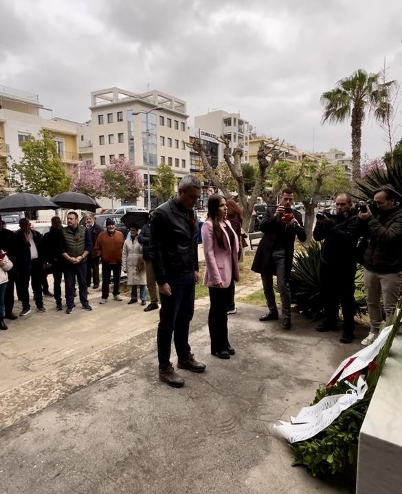 Ο Χάρης Μαμουλάκης καταθέτει στεφάνι για την εργατική Πρωτομαγιά
