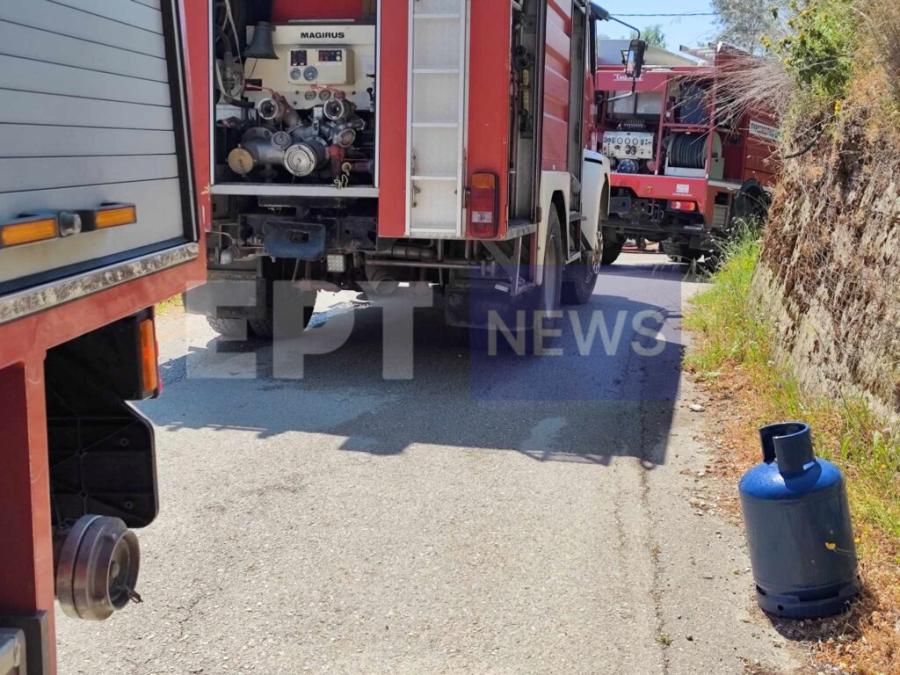 Πυροσβεστικά οχήματα έξω από το σπίτι που βρήκαν τον θάνατο οι δύο ηλικιωμένες αδερφές