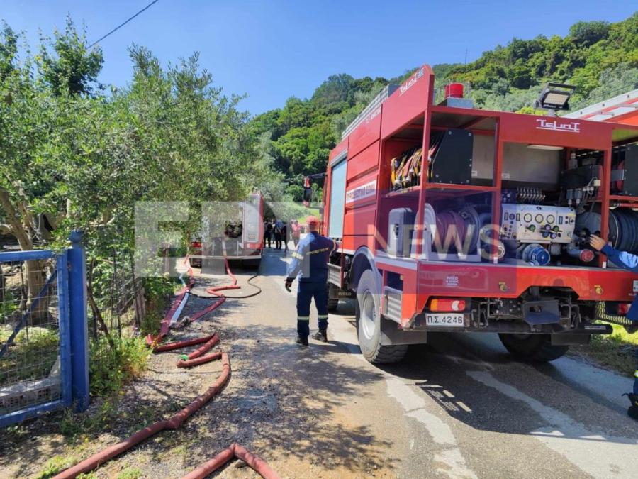 Πυροσβεστικά οχήματα έξω από το σπίτι που βρήκαν τον θάνατο οι δύο ηλικιωμένες αδερφές