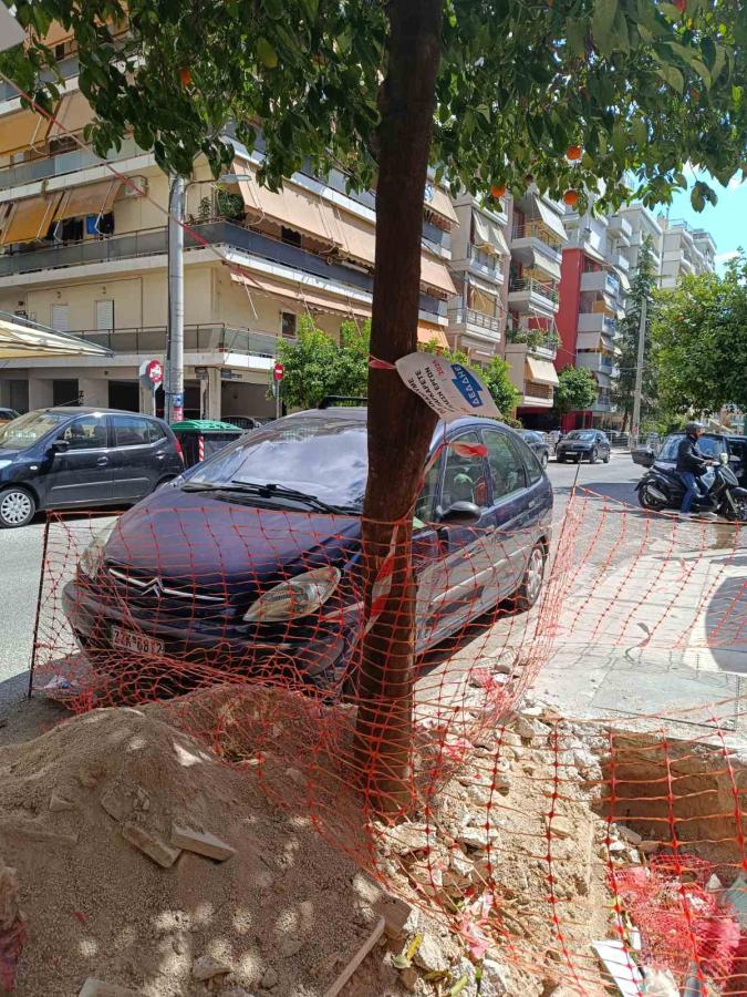 Τρύπα σε πεζοδρόμιο