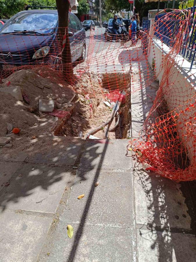 Τρύπα σε πεζοδρόμιο