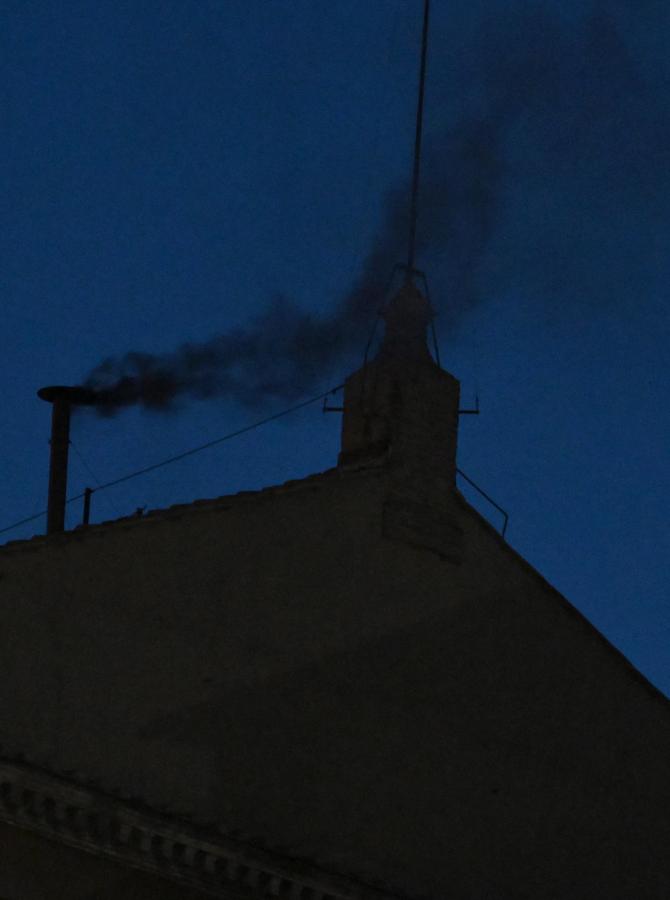 Μαύρος καπνός από το Βατικανό