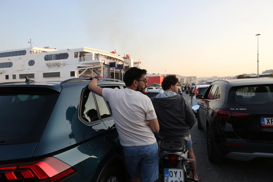 Ταξιδιώτες επιβιβάζονται σε πλοία στο λιμάνι του Πειραιά για τα νησιά των Κυκλάδων ενόψει του τριημέρου του Αγίου Πνεύματος