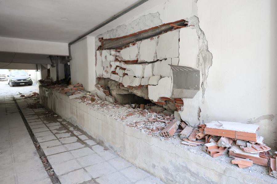 Σε πλήρη εξέλιξη η έρευνα για την έκρηξη εκρηκτικού μηχανισμού σε πολυκατοικία στις Συκιές