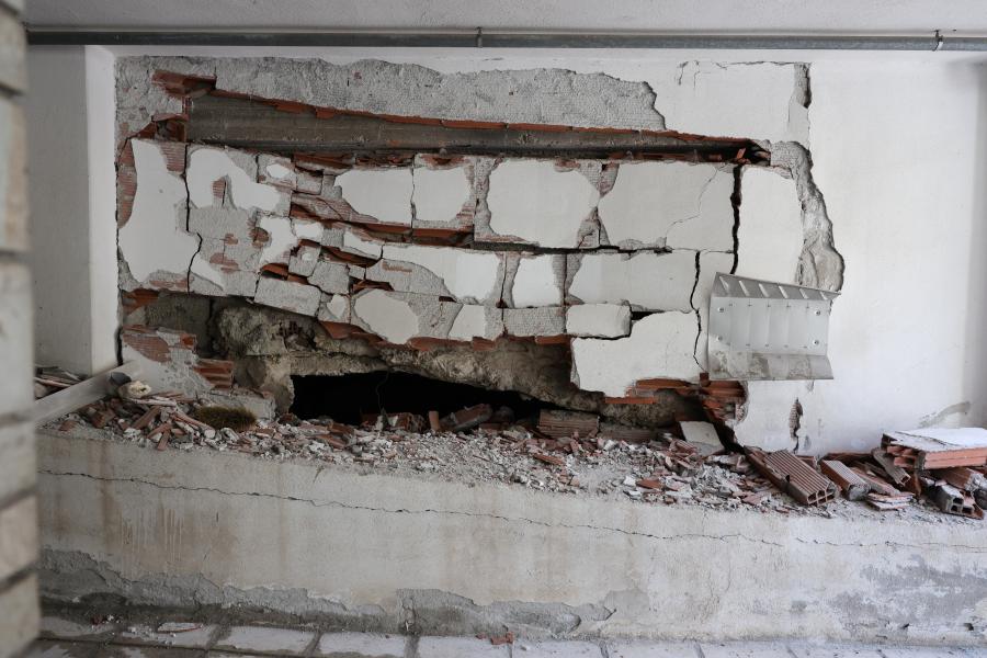 Σε πλήρη εξέλιξη η έρευνα για την έκρηξη εκρηκτικού μηχανισμού σε πολυκατοικία στις Συκιές