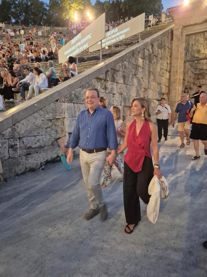 Ο Σωκράτης Φάμελλος και η Τατιάνα Παπαδοπούλου στο αρχαίο θέατρο Επιδαύρου