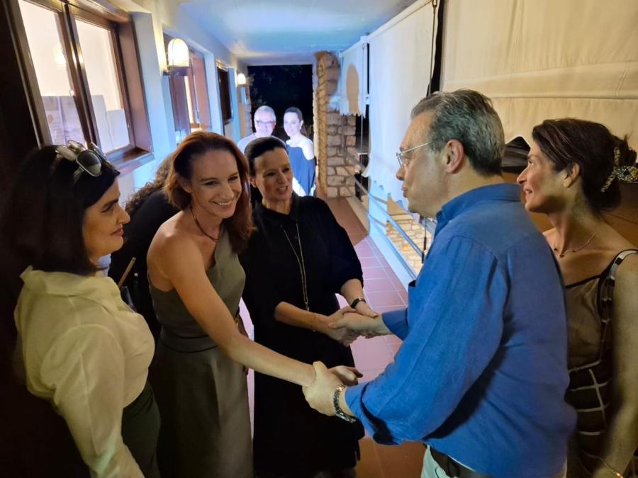 Ο Σωκράτης Φάμελλος με ηθοποιούς της παράστασης