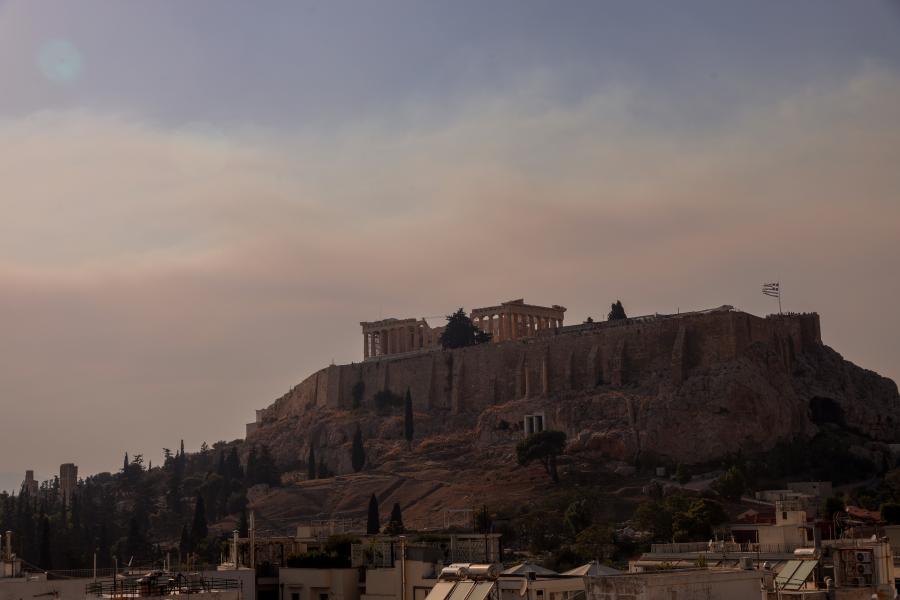 Ο καπνός από τη φωτιά στον ουρανό της Αθήνας