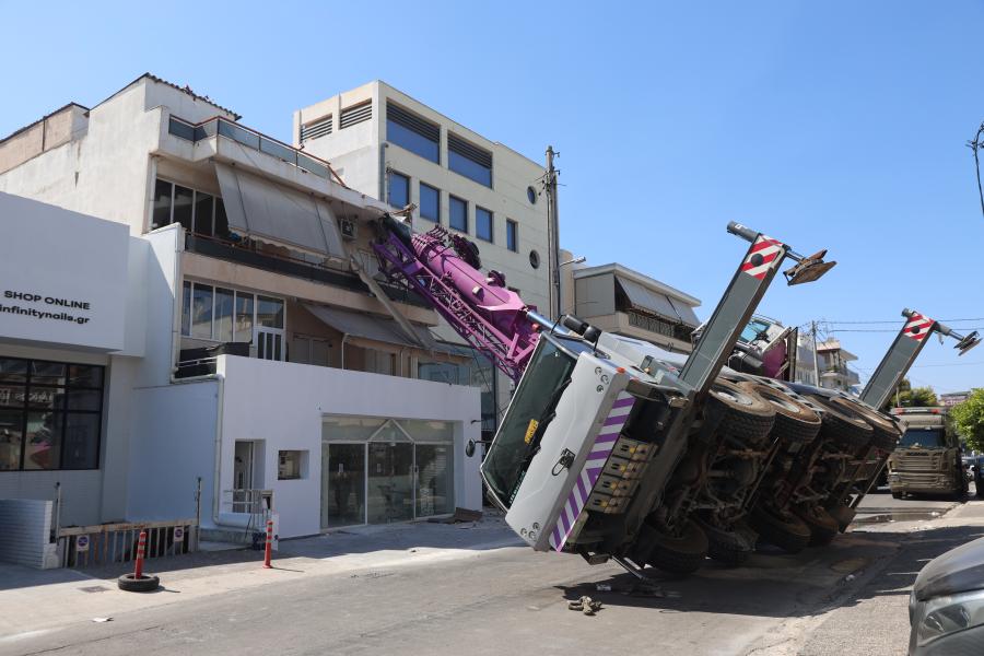 Γερανοφόρο όχημα παρέσυρε καλώδια ηλεκτροδότησης και προσέκρουσε σε κατοικία στο Περιστέρι