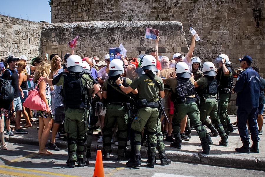 Συλλήψεις διαδηλωτών στη Ρόδο