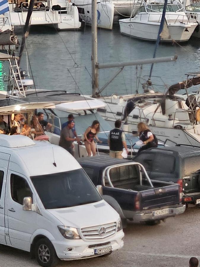 Έφοδος της ΑΑΔΕ σε ημερόπλοια στη Σαντορίνη