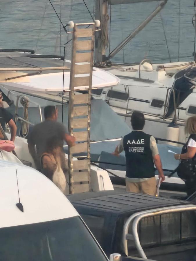 Έφοδος της ΑΑΔΕ σε ημερόπλοια στη Σαντορίνη