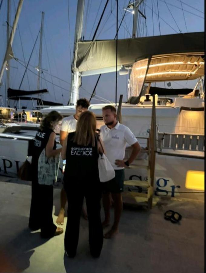 Έφοδος της ΑΑΔΕ σε ημερόπλοια στη Σαντορίνη