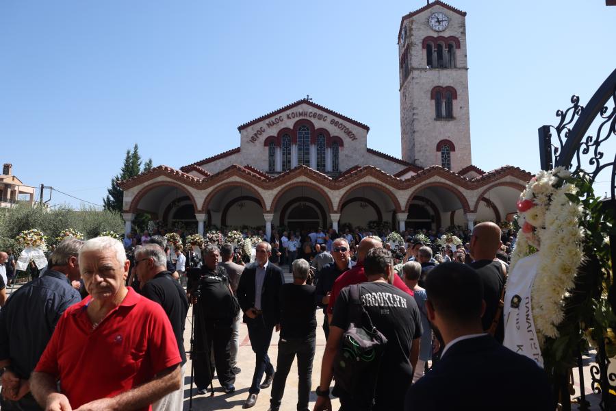 Η εξόδιος ακολουθία για τον εκλιπόντα γραμματέα της Κοινοβουλευτικής Ομάδας της Νέας Δημοκρατίας, Απόστολο Βεσυρόπουλο.